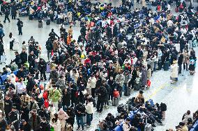 Spring Festival Travel Return Peak in Fuyang