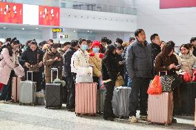 Spring Festival Travel Return Peak in Fuyang