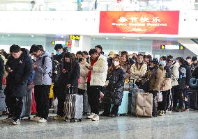 Spring Festival Travel Return Peak in Fuyang