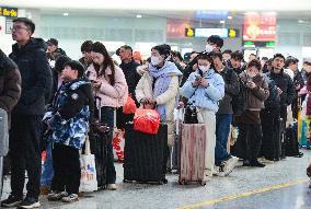 Spring Festival Travel Return Peak in Fuyang