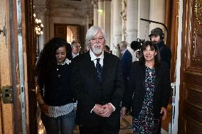 Anne Hidalgo bestows honorary citizenship on Paul Watson in Paris - FA
