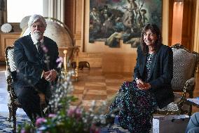 Anne Hidalgo bestows honorary citizenship on Paul Watson in Paris - FA
