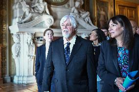 Anne Hidalgo bestows honorary citizenship on Paul Watson in Paris - FA