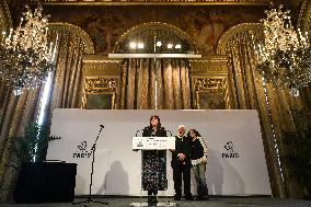 Anne Hidalgo bestows honorary citizenship on Paul Watson in Paris - FA