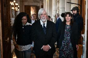Anne Hidalgo bestows honorary citizenship on Paul Watson in Paris - FA