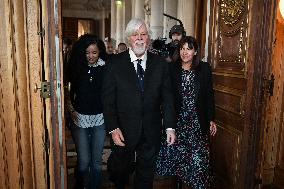 Anne Hidalgo bestows honorary citizenship on Paul Watson in Paris - FA