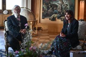Anne Hidalgo bestows honorary citizenship on Paul Watson in Paris - FA