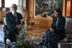 Anne Hidalgo bestows honorary citizenship on Paul Watson in Paris - FA
