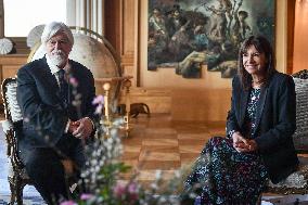 Anne Hidalgo bestows honorary citizenship on Paul Watson in Paris - FA