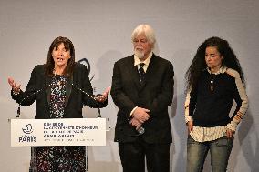 Anne Hidalgo bestows honorary citizenship on Paul Watson in Paris - FA