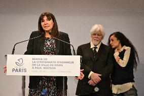 Anne Hidalgo bestows honorary citizenship on Paul Watson in Paris - FA