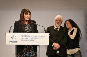 Anne Hidalgo bestows honorary citizenship on Paul Watson in Paris - FA