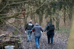Schoolgirl Found Dead In A Wood - Essonne