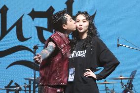 Taiwanese Singer R chord