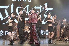 Taiwanese Singer R chord