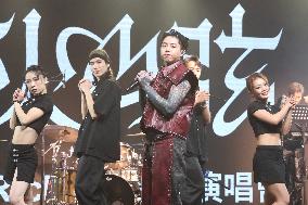 Taiwanese Singer R chord