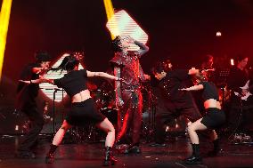 Taiwanese Singer R chord