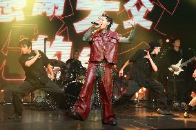 Taiwanese Singer R chord