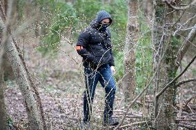 Schoolgirl Found Dead In A Wood - Essonne