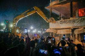 Protesters Set Fire To Ex-Bangladesh PM's Family Home - Dhaka