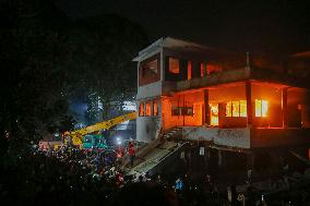 Protesters Set Fire To Ex-Bangladesh PM's Family Home - Dhaka