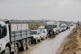 Displaced Palestinians Cross the Netzarim Corridor - Gaza