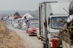 Displaced Palestinians Cross the Netzarim Corridor - Gaza