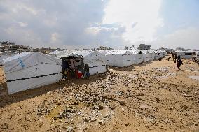 Displaced Families Suffer from Bad Weather in Camps - Gaza