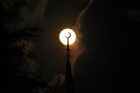 Snow Moon Rises In Srinagar, Kashmir