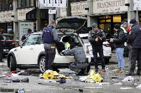 Car drives into crowd in Munich