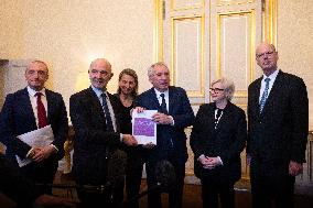 Pensions Report Results At Hotel Matignon - Paris