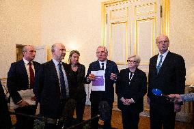 Pensions Report Results At Hotel Matignon - Paris