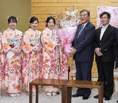 Women promote local peach festival at PM's office