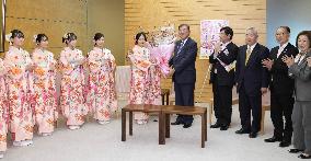 Women promote local peach festival at PM's office