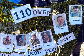 Performance in support of Kremlin prisoners in Kyiv