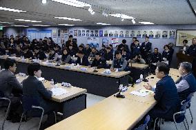 Lee Jae-myung Visits Korean Confederation Of Trade Unions: "Clear Stance On Reducing Working Hours And Four-Day Workweek"