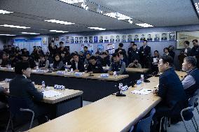 Lee Jae-myung Visits Korean Confederation Of Trade Unions: "Clear Stance On Reducing Working Hours And Four-Day Workweek"