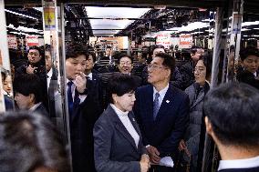 Lee Jae-myung Visits Korean Confederation Of Trade Unions: "Clear Stance On Reducing Working Hours And Four-Day Workweek"