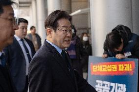 Lee Jae-myung Visits Korean Confederation Of Trade Unions: "Clear Stance On Reducing Working Hours And Four-Day Workweek"