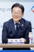 Lee Jae-myung Visits Korean Confederation Of Trade Unions: "Clear Stance On Reducing Working Hours And Four-Day Workweek"