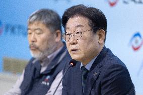 Lee Jae-myung Visits Korean Confederation Of Trade Unions: "Clear Stance On Reducing Working Hours And Four-Day Workweek"