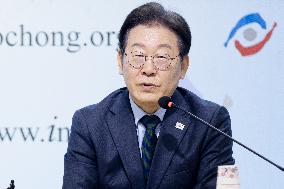 Lee Jae-myung Visits Korean Confederation Of Trade Unions: "Clear Stance On Reducing Working Hours And Four-Day Workweek"