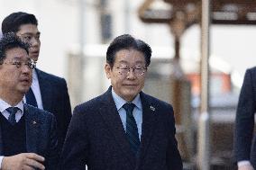 Lee Jae-myung Visits Korean Confederation Of Trade Unions: "Clear Stance On Reducing Working Hours And Four-Day Workweek"