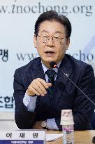 Lee Jae-myung Visits Korean Confederation Of Trade Unions: "Clear Stance On Reducing Working Hours And Four-Day Workweek"