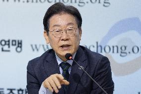 Lee Jae-myung Visits Korean Confederation Of Trade Unions: "Clear Stance On Reducing Working Hours And Four-Day Workweek"