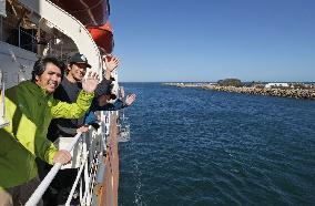 Icebreaker Shirase arrives in Australian port city