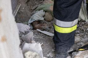 Russian Guided Aircraft Bomb Hit an Apartment Building - Donetsk