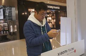A customer experiences the newly released Xiaomi 15ultra photo at a Xiaomi store in Hangzhou, East China's Zhejiang province, Fe