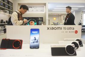 A customer experiences the newly released Xiaomi 15ultra photo at a Xiaomi store in Hangzhou, East China's Zhejiang province, Fe