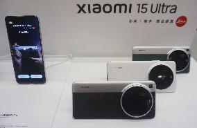 A customer experiences the newly released Xiaomi 15ultra photo at a Xiaomi store in Hangzhou, East China's Zhejiang province, Fe